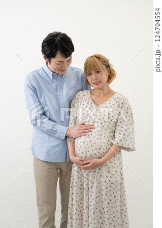 妊娠中の妻のお腹に手をあてる夫 妊娠中の妻のお腹に手をあてる夫 124794554