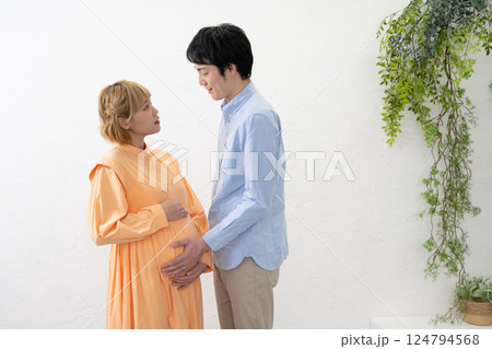 妊娠中の妻のお腹に手をあてる夫 124794568