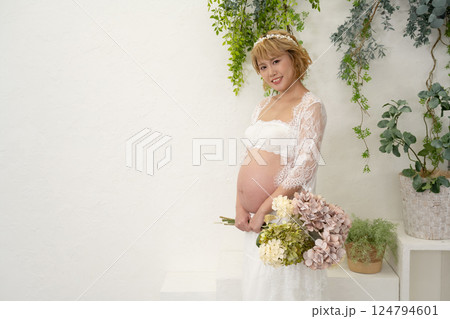 ブーケを持つ妊婦 124794601