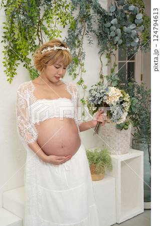 ブーケを持つ妊婦 ブーケを持つ妊婦 124794613