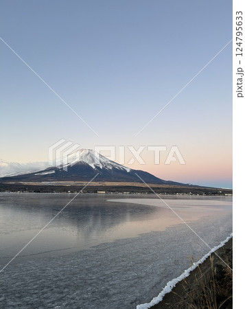 山中湖から見た冬の晴れた空と逆さ紅の雲 124795633