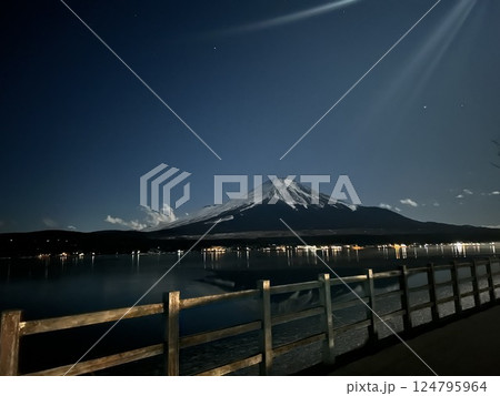 山中湖から見た、冬のダイヤモンドダスト 山中湖から見た、冬のダイヤモンドダスト 124795964