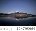 山中湖から見た、冬のダイヤモンドダスト 124795969