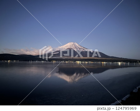 山中湖から見た、冬のダイヤモンドダスト 山中湖から見た、冬のダイヤモンドダスト 124795969