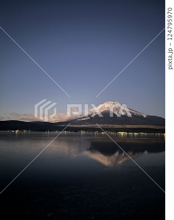 山中湖から見た、冬のダイヤモンドダスト 山中湖から見た、冬のダイヤモンドダスト 124795970