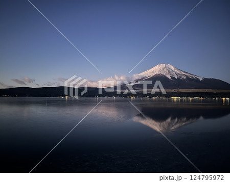 山中湖から見た、冬のダイヤモンドダスト 山中湖から見た、冬のダイヤモンドダスト 124795972
