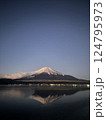 山中湖から見た、冬のダイヤモンドダスト 124795973