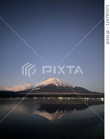 山中湖から見た、冬のダイヤモンドダスト 124795973