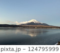 山中湖から見た冬の晴れた空と逆さ紅の空 124795999