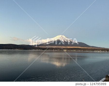 山中湖から見た冬の晴れた空と逆さ紅の空 山中湖から見た冬の晴れた空と逆さ紅の空 124795999