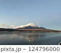 山中湖から見た冬の晴れた空と逆さ紅の空 124796000