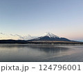 山中湖から見た冬の晴れた空と逆さ紅の空 124796001
