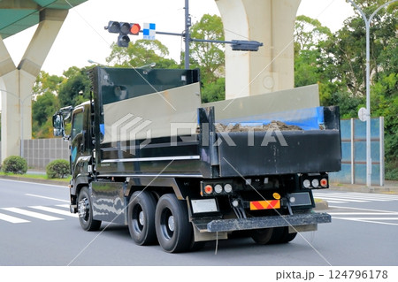 ダンプトラック 124796178