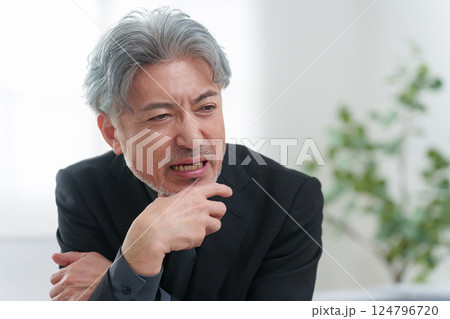 考えるミドル男性 考えるミドル男性 124796720