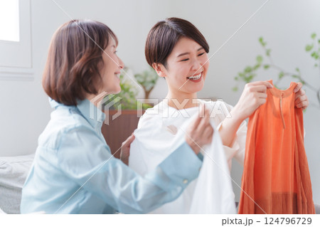 服を買う親子 124796729