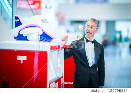 空港ターミナルでチェックインの手続きをする男性 124796825