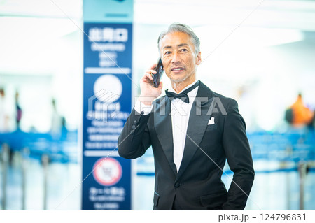 空港ターミナルでチェックインの手続きをする男性 空港ターミナルでチェックインの手続きをする男性 124796831