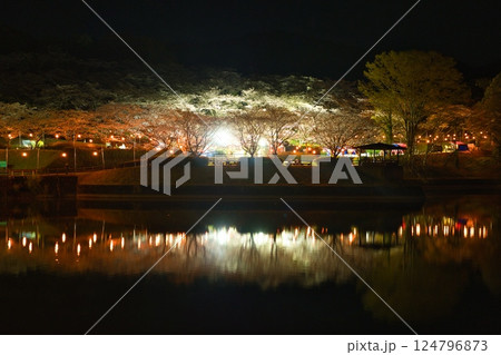 三股町上米公園の夜桜 124796873