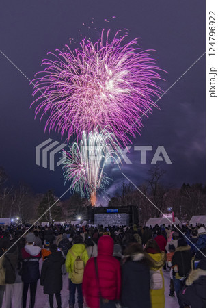 北海道の冬の花火大会と花火を眺める観客 北海道の冬の花火大会と花火を眺める観客 124796922