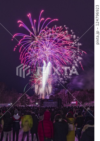 北海道の冬の花火大会と花火を眺める観客 北海道の冬の花火大会と花火を眺める観客 124796923
