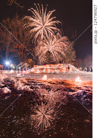 水面に映る北海道の冬の花火大会 124796927