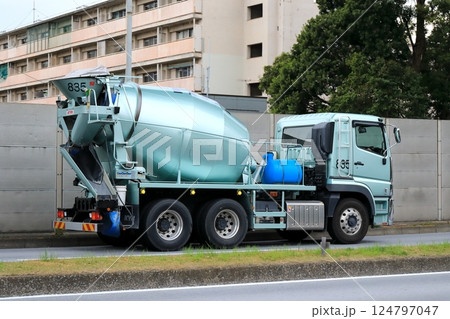 アジテータトラック（コンクリートミキサー車） 124797047
