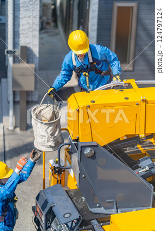 高所作業車 作業準備 安全装備 烏避けを準備する作業員 高所作業車 作業準備 安全装備 烏避けを準備する作業員 124797124