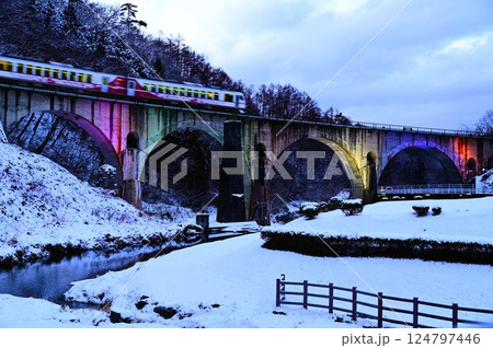 冬の遠野 めがね橋のライトアップ 冬の遠野 めがね橋のライトアップ 124797446