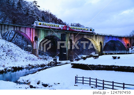 冬の遠野 めがね橋のライトアップ 124797450