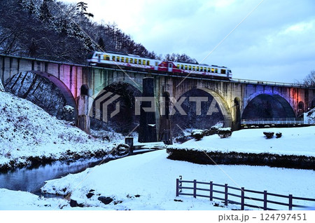 冬の遠野 めがね橋のライトアップ 冬の遠野 めがね橋のライトアップ 124797451