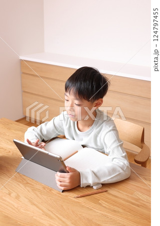 タブレットを使ってリビング学習する使う男の子 124797455