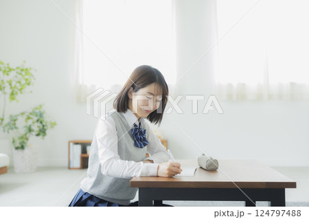 リビングで勉強をする女子高生　　 124797488