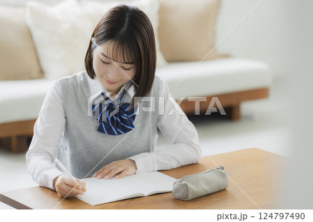 リビングで勉強をする女子高生　　 124797490