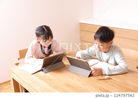 タブレット学習をする小学生男の子と女の子 124797562
