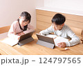 タブレット学習をする小学生男の子と女の子 124797565