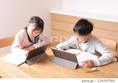 タブレット学習をする小学生男の子と女の子 124797565