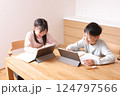 タブレット学習をする小学生男の子と女の子 124797566