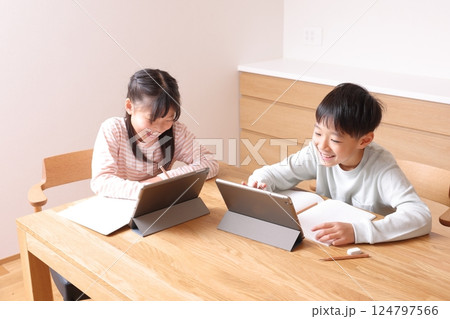 タブレット学習をする小学生男の子と女の子 タブレット学習をする小学生男の子と女の子 124797566
