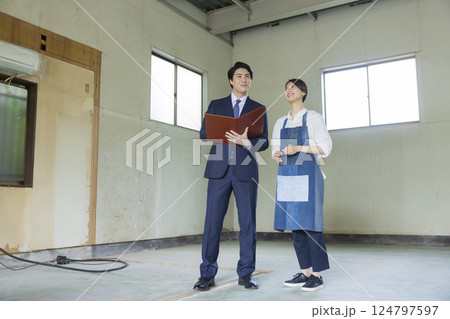 不動産内見イメージ　店舗や倉庫　 124797597