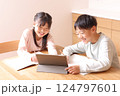 タブレット学習をする小学生男の子と女の子 124797601