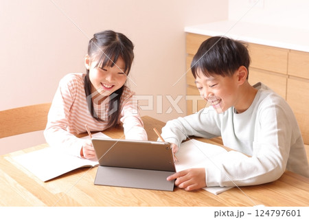 タブレット学習をする小学生男の子と女の子 124797601