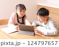タブレット学習をする小学生男の子と女の子 124797657