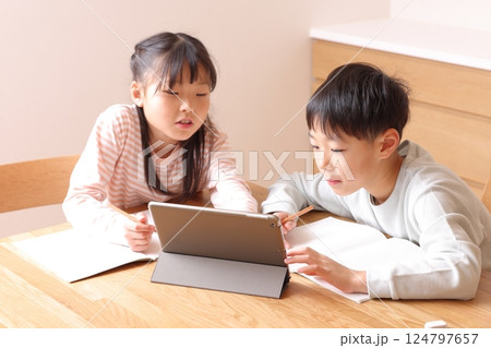 タブレット学習をする小学生男の子と女の子 124797657