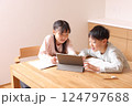 タブレット学習をする小学生男の子と女の子 124797688