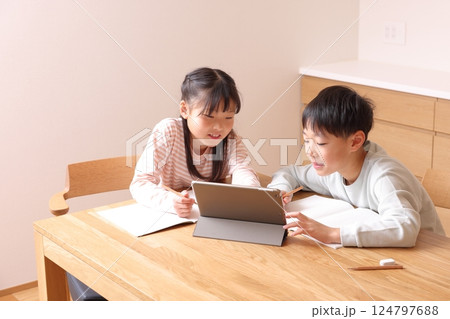 タブレット学習をする小学生男の子と女の子 タブレット学習をする小学生男の子と女の子 124797688