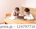 タブレット学習をする小学生男の子と女の子 124797716
