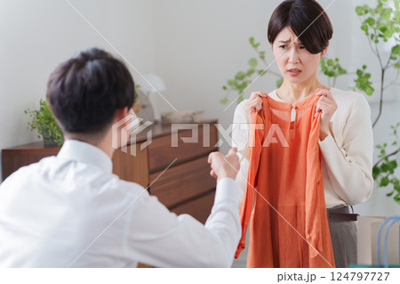 服を買う浪費家の妻と怒る夫(夫婦喧嘩) 服を買う浪費家の妻と怒る夫(夫婦喧嘩) 124797727