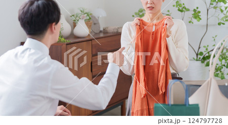 服を買う浪費家の妻と怒る夫（夫婦喧嘩） 124797728