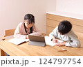 タブレット学習をする小学生男の子と女の子 124797754