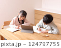 タブレット学習をする小学生男の子と女の子 124797755